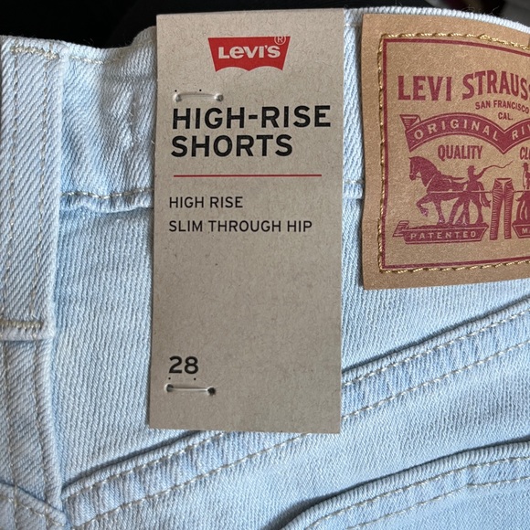Levi’s High Rise Short - Picture 3 of 6
